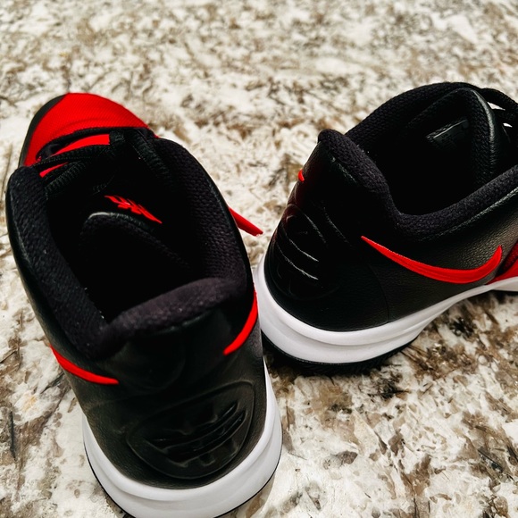 Nike Kids Kyrie Flytrap Causal Basketball Shoes. Big kid size 6.5Y. - Picture 9 of 12